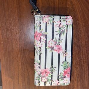 flower wristlet. barely used and in great condition